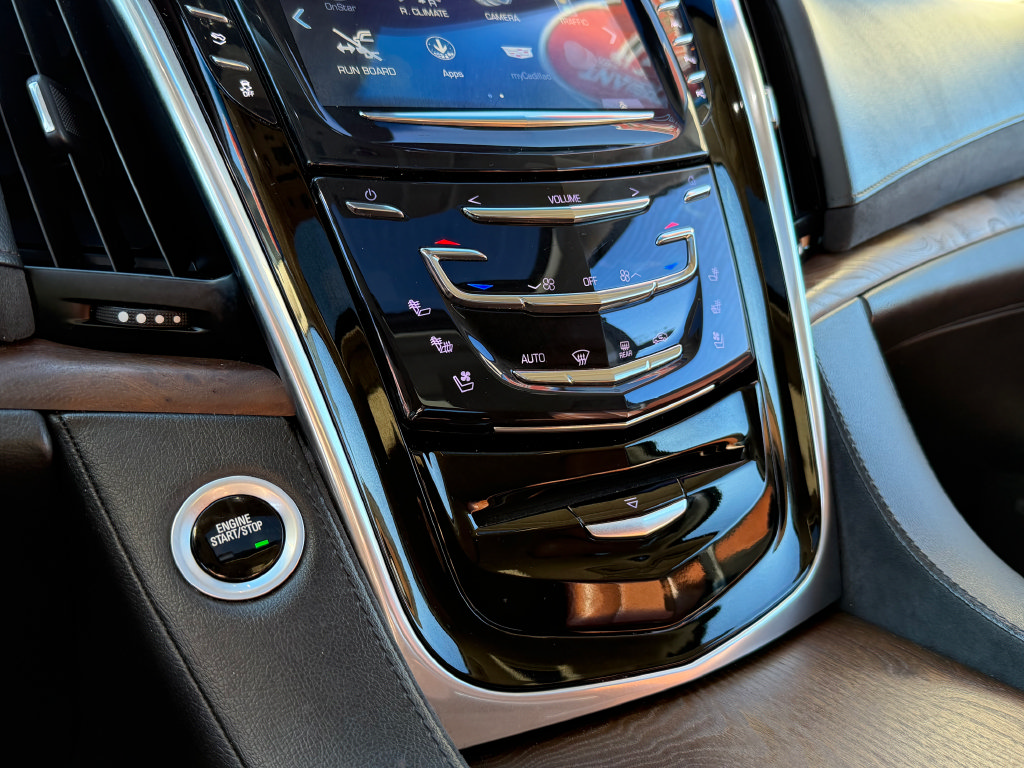 Used 2019 Cadillac Escalade Premium Luxury AWD/4WD image 15