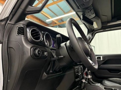 Used 2023 Jeep Wrangler Unlimited Sahara AWD/4WD image 16
