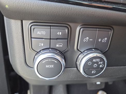 Used 2025 GMC Yukon XL Denali AWD/4WD image 5
