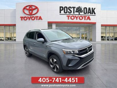 Used 2024 Volkswagen Taos SE w/ Panoramic Sunroof Package