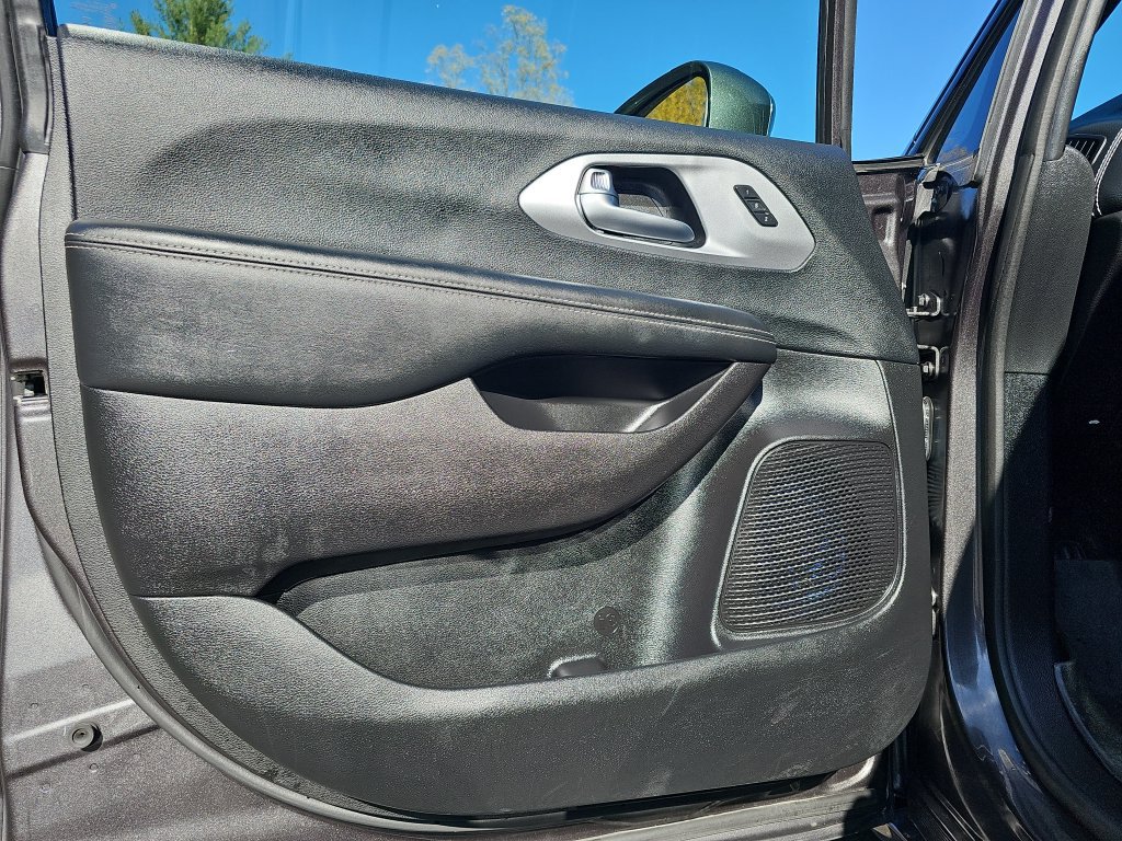 Used 2021 Chrysler Pacifica Touring-L w/ Premium & Safety Sphere Group FWD image 21