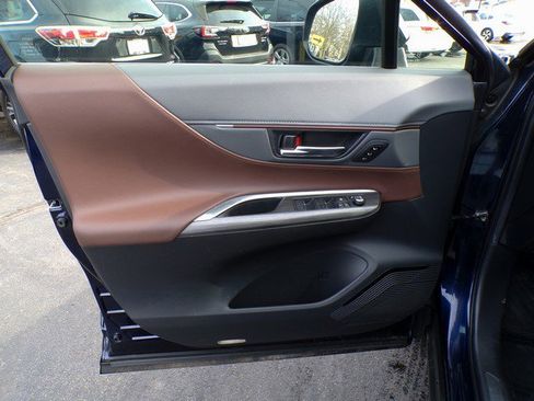 Used 2022 Toyota Venza XLE image 20