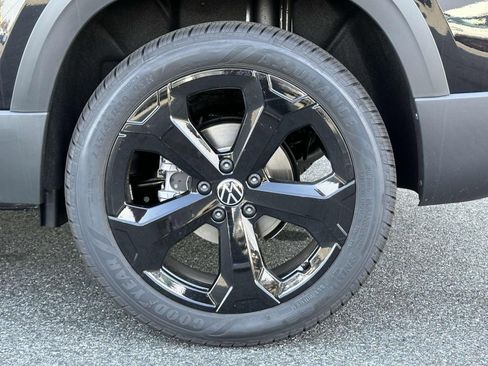 New 2025 Volkswagen Taos SEL image 8