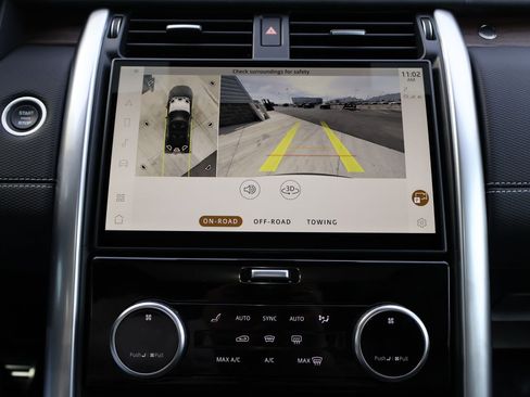 New 2026 Land Rover Discovery Dynamic SE image 13