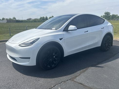 Used 2024 Tesla Model Y Long Range image 5