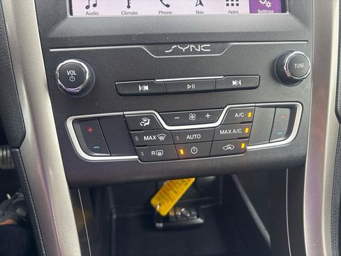 Used 2019 Ford Fusion SE FWD image 21