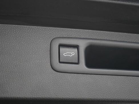 Used 2023 Toyota Highlander XLE AWD/4WD image 11