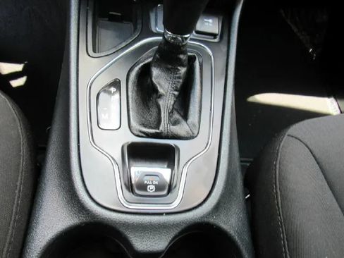 Used 2019 Jeep Cherokee Latitude w/ Popular Appearance Group FWD image 13