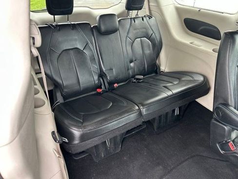 Used 2021 Chrysler Pacifica Touring-L FWD image 39