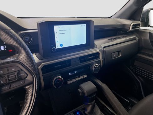 Used 2025 Toyota Tacoma SR5 AWD/4WD image 26