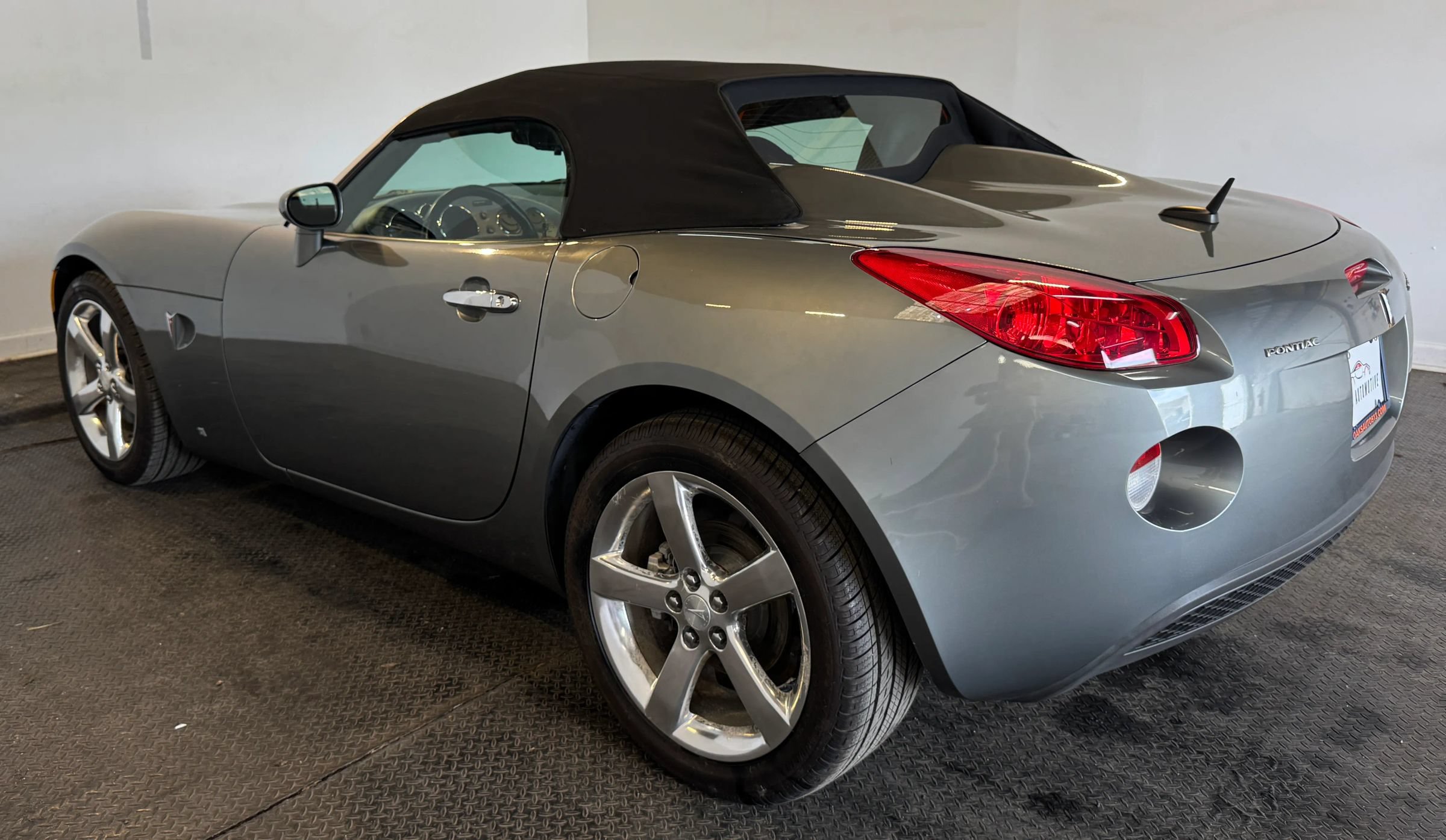 Used 2007 Pontiac Solstice Convertible w/ Premium Package RWD image 6