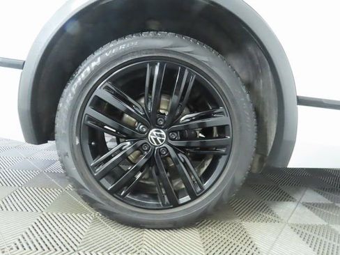 Used 2022 Volkswagen Tiguan SE R-Line image 32