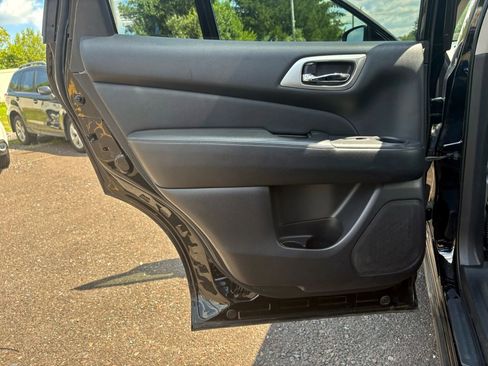 Used 2019 Nissan Pathfinder SV image 12