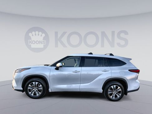 Used 2022 Toyota Highlander XLE image 2