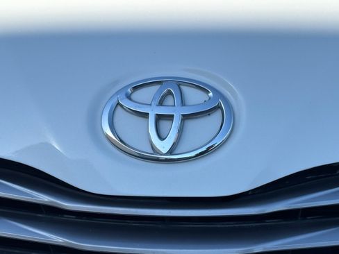 Used 2017 Toyota Sienna XLE w/ XLE Navigation Package FWD image 9