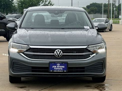 Used 2024 Volkswagen Jetta SE FWD image 3