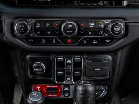 Used 2024 Jeep Wrangler Unlimited Rubicon w/ Technology Group AWD/4WD image 25