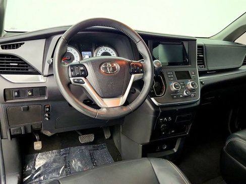 Used 2017 Toyota Sienna SE Premium image 13