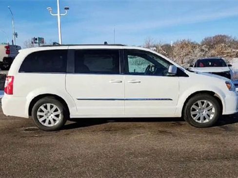 Used 2014 Chrysler Town & Country Touring image 9