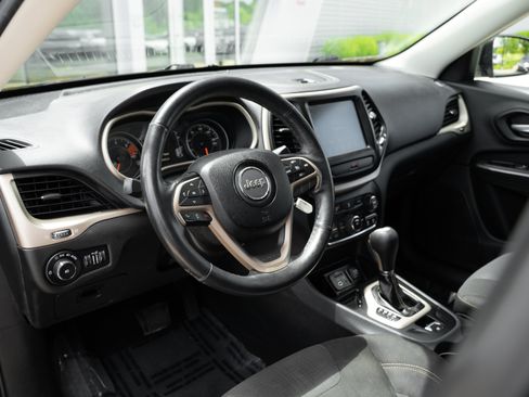 Used 2016 Jeep Cherokee Latitude w/ Cold Weather Group FWD image 10