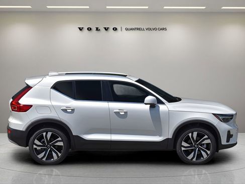 Certified 2025 Volvo XC40 B5 Plus w/ Protection Package Premier image 3