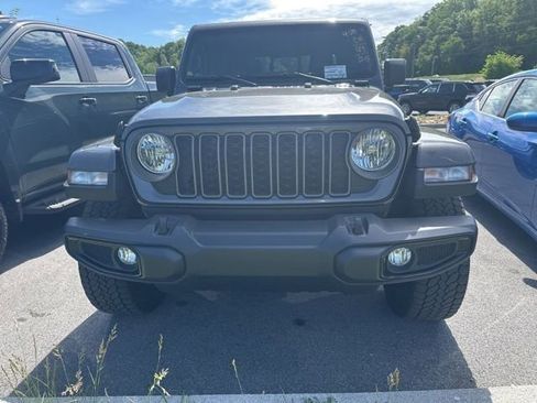 Used 2025 Jeep Gladiator Sport AWD/4WD image 6