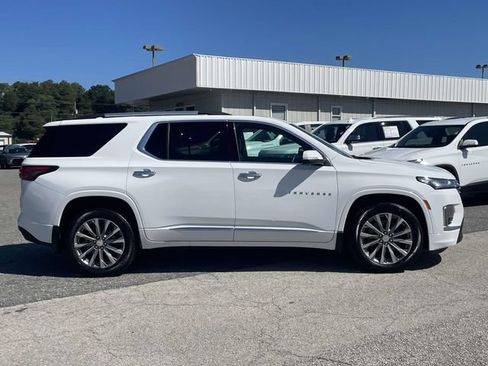 Used 2023 Chevrolet Traverse Premier FWD image 2
