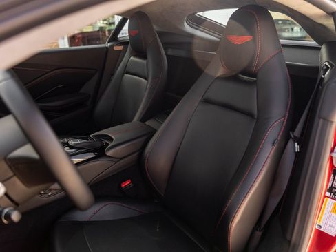 Used 2021 Aston Martin V8 Vantage Coupe RWD image 32