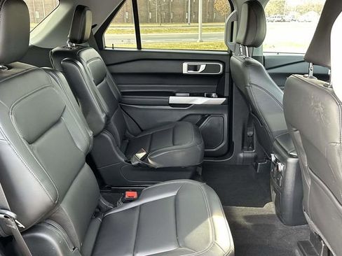 Used 2022 Ford Explorer XLT w/ Equipment Group 202A image 11