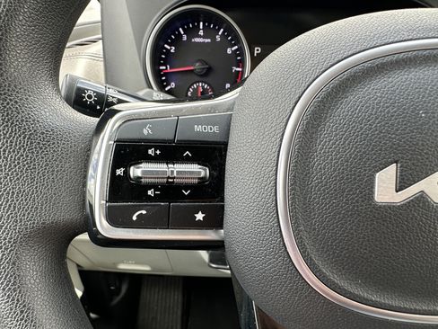 Used 2024 Kia Carnival LX FWD image 27