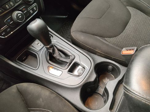 Used 2019 Jeep Cherokee Latitude w/ Popular Appearance Group FWD image 26