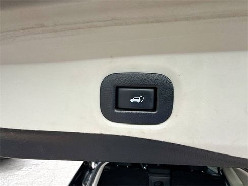 Used 2018 Nissan Rogue SV image 30