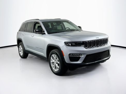 Used 2023 Jeep Grand Cherokee Limited AWD/4WD image 3