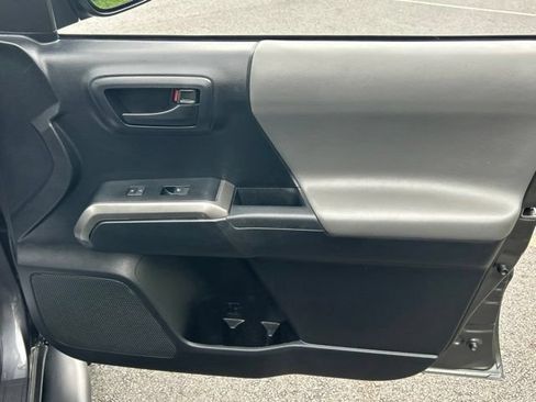 Used 2019 Toyota Tacoma SR5 AWD/4WD image 32