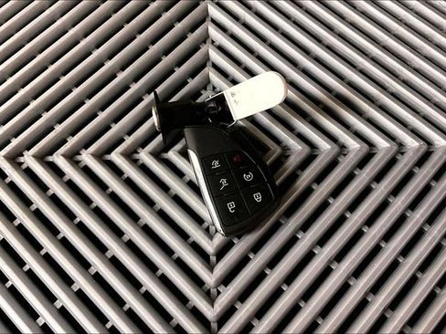 Used 2025 Chevrolet Suburban Z71 image 10