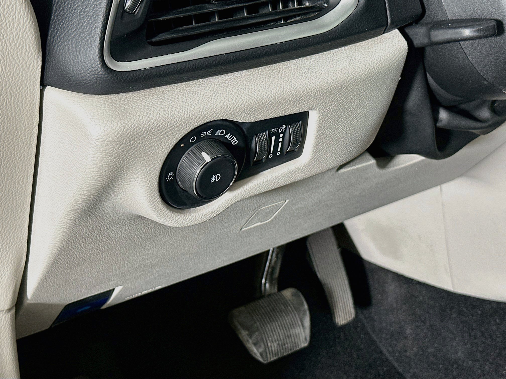 Used 2023 Chrysler Pacifica Touring-L FWD image 17