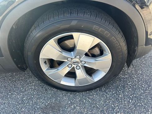 Used 2019 Volvo XC40 T5 Momentum image 2