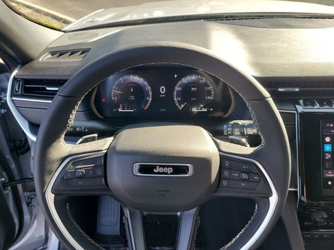 New 2025 Jeep Grand Cherokee Altitude image 19