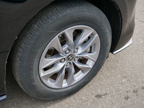 Used 2025 Toyota Sienna LE image 9