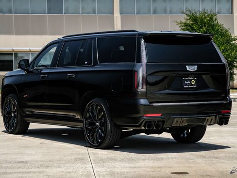 Used 2026 Cadillac Escalade ESV V w/ LPO, ONYX Package AWD/4WD image 10
