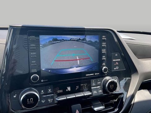 Used 2022 Toyota Highlander XLE AWD/4WD image 26