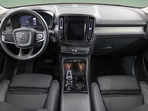 Certified 2025 Volvo XC40 B5 Ultra AWD/4WD image 22
