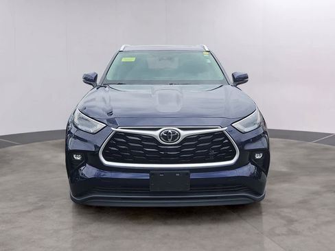 Used 2022 Toyota Highlander XLE AWD/4WD image 2