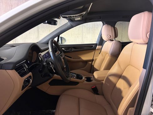 Certified 2026 Porsche Macan AWD/4WD image 4