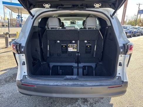 Used 2025 Toyota Sienna XLE image 30