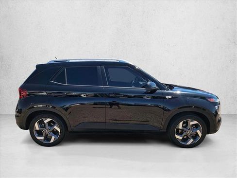 Used 2023 Hyundai Venue SEL FWD image 4