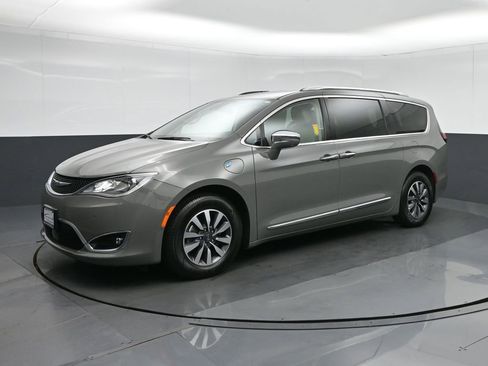 Used 2020 Chrysler Pacifica Limited w/ Advanced Safetytec Group image 3