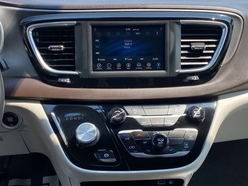 Used 2020 Chrysler Voyager LX FWD image 21