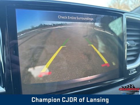 Used 2023 Chrysler Pacifica Touring-L image 27