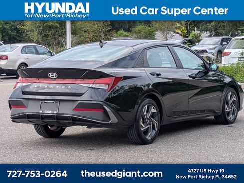 Certified 2025 Hyundai Elantra Sport FWD image 5